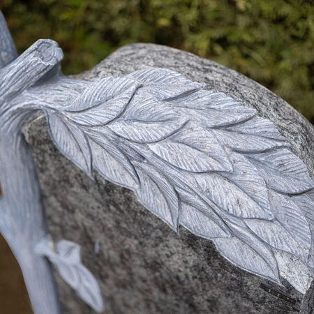 Grabstein mit Baumstamm und Blatt